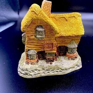 Vintage mint condition David Winter Cottage The Village Shop from 1982